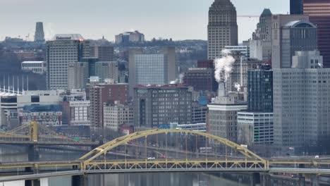 Pittsburgh,-Pennsylvania-Gelb,-Stahlbrücke-Mit-Skyline-Im-Hintergrund