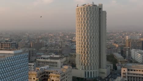 Vista-Aérea-De-La-Plaza-Del-Banco-Habib-En-Karachi-Contra-El-Cielo-Naranja-Del-Atardecer
