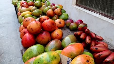 Straßenstand-Mit-Tropischen-Früchten-Wie-Mango,-Roter-Banane-Oder-Kakao-Mit-Herumfliegenden-Fliegen