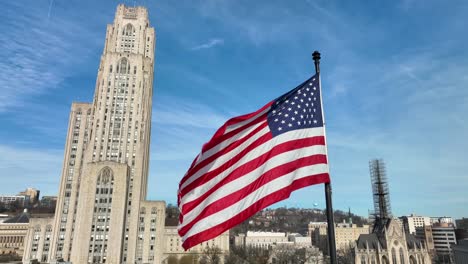 Amerikanische-Flagge-Weht-Neben-Der-Kathedrale-Des-Lernens-An-Der-Universität-Von-Pittsburgh-In-Pennsylvania