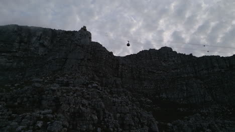 Drone-shot-of-Cable-Car-Going-Up-Table-Mountain-in-Cape-Town,-South-Africa
