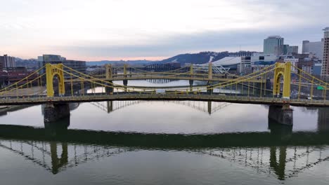 Puentes-De-Acero-Amarillo-De-Pittsburgh-Sobre-El-Río-Allegheny