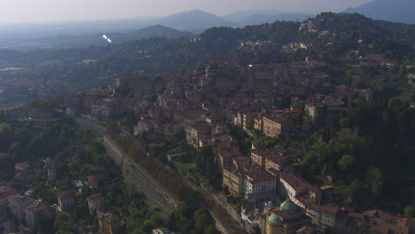 Aerial-establishing-shot-of-the-stunning-residential-area-within-Bergamo,-Italy