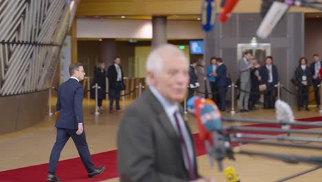 Der-Schwedische-Ministerpräsident-Ulf-Kristersson-Läuft-Während-Des-EU-Gipfels-In-Brüssel,-Belgien,-Auf-Dem-Roten-Teppich-Im-Gebäude-Des-Europäischen-Rates