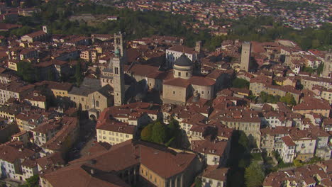 Rotierende-Luftaufnahme-Der-Atemberaubenden-Stadt-Bergamo-Und-Der-Basilika-Santa-Maria-Maggiore