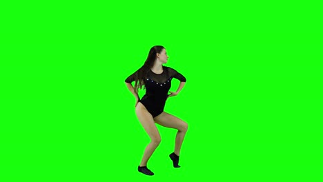 Impresionante-Bailarina-Practicando-Un-Baile-Frente-A-Una-Pantalla-Verde