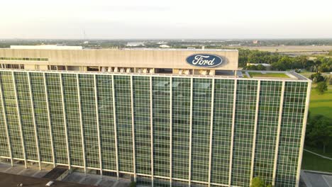 Edificio-De-Oficinas-Ford-En-Detroit-En-Un-Día-Soleado,-Vista-Aérea-Ascendente