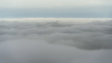 Timelapse-Pico-De-La-Montaña-Sobre-Las-Nubes-Horizonte-Azul-Mar-De-Nubes
