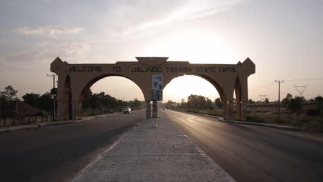 Torbogen-über-Der-Autobahn,-Der-Reisende-In-Jalingo,-Bundesstaat-Nigeria-Taraba,-Willkommen-Heißt-–-Aufsteigende-Luftaufnahme