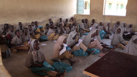 Muslimische-Jungen-Und-Mädchen-In-Nigeria-Bei-Einem-Schulvortrag-In-Der-Stadt-Jimeta