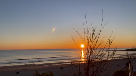 Weitwinkelaufnahme,-Die-Einen-Riesigen-Sonnenuntergang-Inmitten-Von-Klippen-Bei-Sonnenaufgang-Am-Strand-Von-Carcavelos-Zeigt
