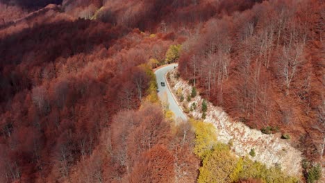 Drone-Video-Seguir-Coche-Montaña-Camino-Sinuoso-Otoño-Bosque-Colores-Kaimaktsalan