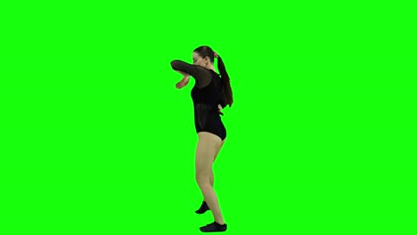 Ein-Blick-Von-Der-Seite-Auf-Eine-Erstaunliche-Tänzerin,-Die-Vor-Einem-Grünen-Bildschirm-Tanzt