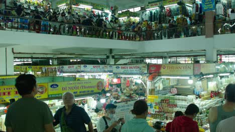 Famoso-Mercado-Han-Con-Turistas-Coreanos-Comprando,-Da-Nang,-Vietnam