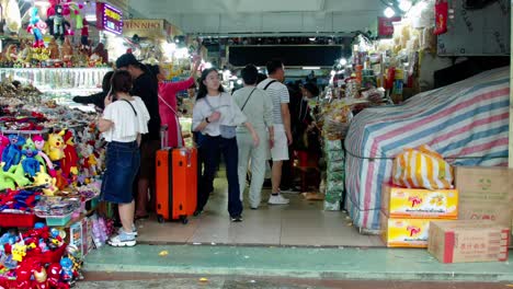 Famous-Han-market-with-Korean-tourists-shopping-around,-Da-Nang,-Vietnam