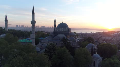 Muslimische-Moschee,-Luftdrohnenturm,-Römische-Geschichte,-Istanbul,-Türkei,-Luftdrohnenreise,-Erdbeben
