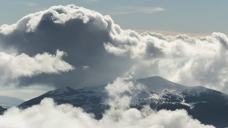 Zeitrafferwolken-über-Schneebedeckten-Bergen-Im-Winter,-Schwenk-Nach-Rechts,-Kaimaktsalan,-Griechenland