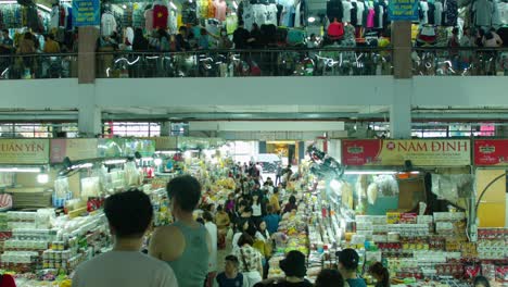 Cinematic-shot-of-famous-Han-market-with-Korean-tourists-shopping-around,-Da-Nang,-Vietnam