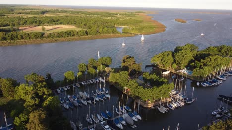San-Isidro-Yacht-Club-Am-Fluss-Rio-De-La-Plata-Bei-Sonnenuntergang