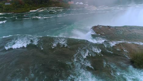 Luftaufnahme-Der-Niagarafälle,-Filmischer,-Dramatischer-Schwenk-über-Die-Skyline-Von-Toronto,-Kanada