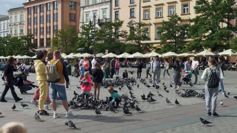 Krakau,-Polen---11.-Juli-2022:-Touristen-Auf-Dem-Hauptmarktplatz-Der-Altstadt-In-Krakau,-Polen
