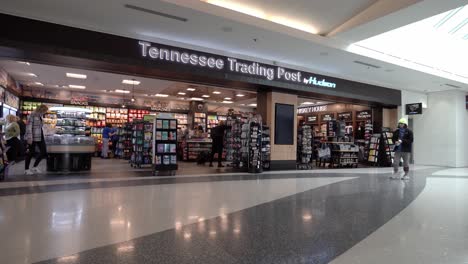Tennessee-Trading-Post,-Una-Tienda-De-Conveniencia-Dentro-Del-Aeropuerto-Internacional-De-Nashville