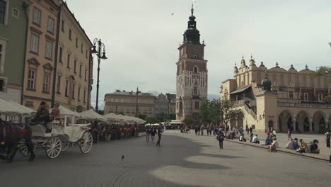 Cracovia,-Polonia---11-De-Julio-De-2022:-Torre-Del-Ayuntamiento-En-La-Plaza-Principal-Del-Mercado-En-El-Casco-Antiguo-De-Cracovia,-Polonia