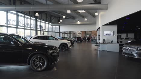 Blick-Auf-Den-Showroom-Des-Mercedes-Benz-Autohauses-Mit-Einigen-Neuwagen