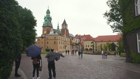 Krakau,-Polen---11.-Juli-2022:-Die-Burganlage-Wawel