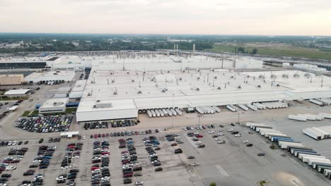 Riesige-Automontagefabrik-In-Toledo,-Ohio,-Luftaufnahme-Mit-Drohnenaufstieg