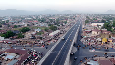 Nueva-Carretera-En-La-Ciudad-De-Jalingo-Nigeria---Revelación-Aérea