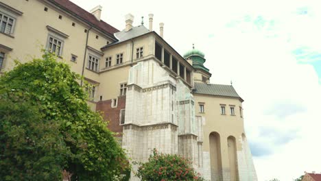 KRAKOW,-POLAND---11-JULY-2022:-Renaissance-Royal-Garden-in-the-Courtyard-of-Wawel-Castle