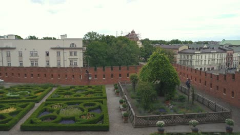 Cracovia,-Polonia---11-De-Julio-De-2022:-Jardín-Real-Renacentista-En-El-Patio-Del-Castillo-De-Wawel