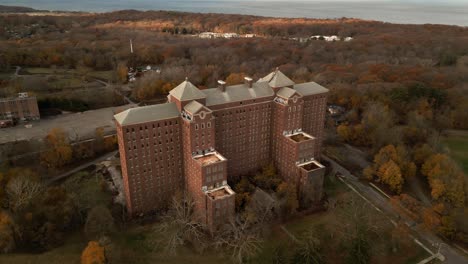 Orbiting-drone-footage-of-Kings-Park-Psychiatric-Center’s-Building-93-during-winter-showing-its-abandoned-and-decrepit-state