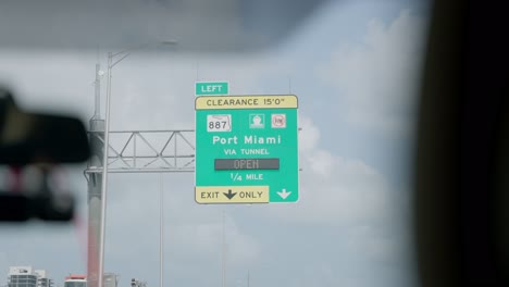 Port-Miami-Schild,-Das-An-Einem-Sommertag-Durch-Ein-Fahrendes-Fahrzeug-Geschossen-Wird