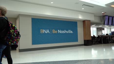 Pasajeros-Dentro-De-La-Terminal-Del-Aeropuerto-Internacional-De-Nashville