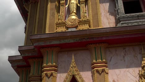 Templo-De-Chalong-Estatua-De-Buda-Dorada-Tiro-Inclinado
