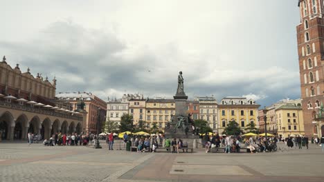 Cracovia,-Polonia---11-De-Julio-De-2022:-Turistas-En-La-Plaza-Del-Mercado-Principal-Del-Distrito-De-La-Ciudad-Vieja-En-Cracovia,-Polonia