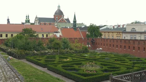 KRAKOW,-POLAND---11-JULY-2022:-Renaissance-Royal-Garden-in-the-Courtyard-of-Wawel-Castle