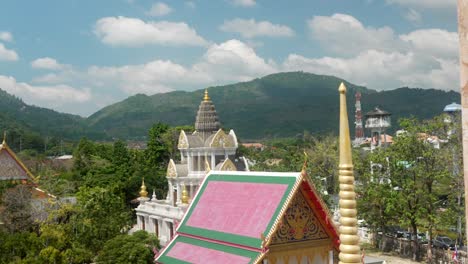 Fensterblick-Auf-Den-Chalong-Tempel-In-Phuket,-Thailand,-Schwenkaufnahme