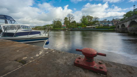 Zeitraffer-Von-Carrick-On-Shannon-Town-In-Der-Grafschaft-Leitrim-Und-Roscommon-Mit-Verkehr,-Menschen-Und-Ziehenden-Wolken-Am-Fluss-Shannon-In-Irland