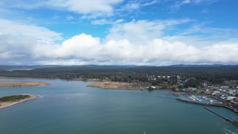 Beautiful-4K-aerial-drone-shot-showcasing-sea-in-Bandon,-Oregon