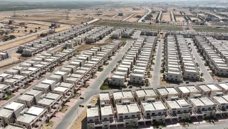 Vista-Aérea-De-Hileras-De-Casas-Modernas-Urbanización-De-La-Ciudad-De-Bahria-En-Karachi