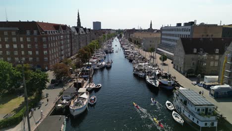Canal-De-Copenhague,-Dinamarca-Con-Ascenso-De-Kayakistas