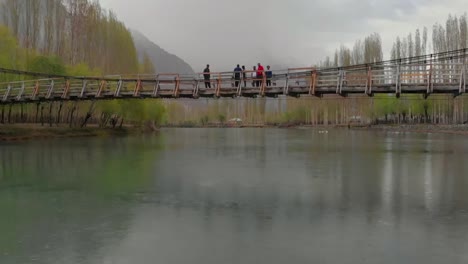 Luftaufnahme-Unter-Der-Holzbrücke-Phander-Nasser-über-Dem-Fluss-Gilgit