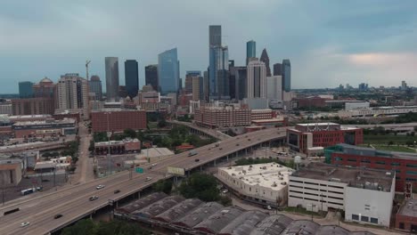 Drohnenansicht-Der-Innenstadt-Von-Houston-An-Einem-Bewölkten-Tag