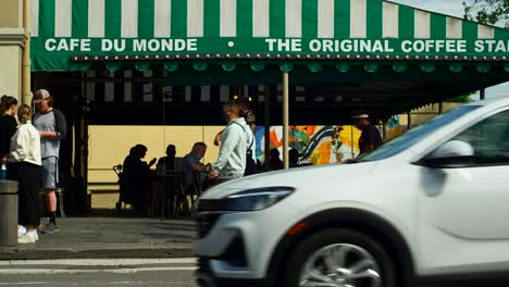Café-Du-Monde-New-Orleans-Menschen-Warten-In-Der-Schlange
