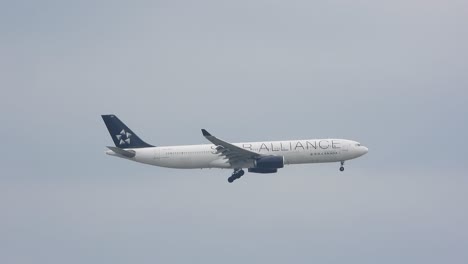 Star-alliance-airlines-flight-arrival-at-Toronto-international-airport-Ontario-Canada
