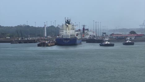 Schiffe,-Die-Die-Ersten-Schleusen-Am-Panamakanal-Passieren,-Gatun-Schleusen