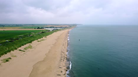 Luftaufnahme-Des-Leeren-Eccles-Beach-In-Norfolk,-England-Aus-Der-Vogelperspektive